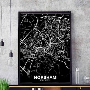 Könnte beinhalten: Schwarz-weiß-Kartendruck von Horsham, Großbritannien, in einem schwarzen Rahmen. Die Karte zeigt die Straßen und Wege der Stadt.