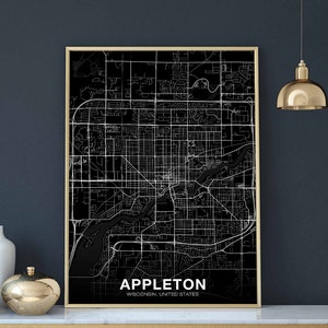 Puede incluir: Impresión en blanco y negro de un mapa de la ciudad de Appleton, Wisconsin, Estados Unidos. El mapa está enmarcado en un marco dorado y está colgado en una pared gris oscura.