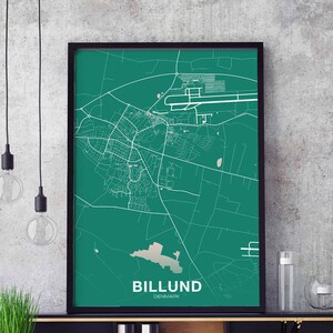 Könnte beinhalten: Ein grüner und weißer Kartenabdruck von Billund, Dänemark, in einem schwarzen Rahmen. Die Karte zeigt die Straßen und Sehenswürdigkeiten der Stadt, einschließlich des Flughafens.
