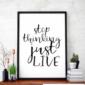 Sluta tänka, bara lev, poster svartvit väggdekor modern motto typografi digital direktutskrivbar konst motivation citat inspiration