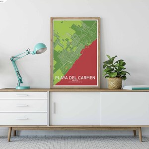 Puede incluir: Una c&oacute;moda blanca con tres cajones y dos puertas correderas. Un mapa enmarcado de Playa del Carmen, M&eacute;xico, cuelga sobre la c&oacute;moda. Una l&aacute;mpara de escritorio azul turquesa y una planta en maceta est&aacute;n sobre la c&oacute;moda.