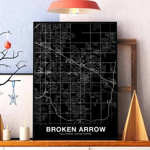 Puede incluir: Impresión de mapa en blanco y negro de Broken Arrow, Oklahoma, Estados Unidos. La impresión está enmarcada y se muestra en un estante con artículos decorativos.