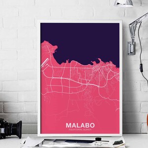 Puede incluir: Una impresión de mapa de ciudad rosa y morado con el texto "MALABO, GUINEA ECUATORIAL" en la parte inferior.