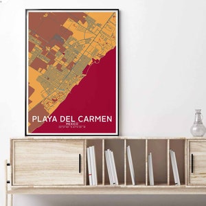 Puede incluir: Un mapa enmarcado de Playa del Carmen, M&eacute;xico, con un esquema de color rojo, naranja y amarillo. El mapa muestra las calles y los puntos de referencia de la ciudad. El texto "PLAYA DEL CARMEN" est&aacute; impreso en blanco en la parte inferior del mapa, junto con las coordenadas "20&deg;33'46" N 87&deg;4'26" W".