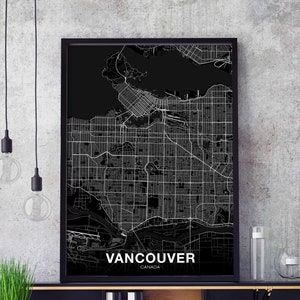 Può includere: Stampa di mappa in bianco e nero di Vancouver, Canada, con cornice nera. La mappa mostra le strade della città e l'acqua circostante.