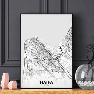 Puede incluir: Impresión de mapa en blanco y negro de Haifa, Israel. El mapa muestra las calles y la costa de la ciudad. El nombre de la ciudad y el país están impresos debajo del mapa.