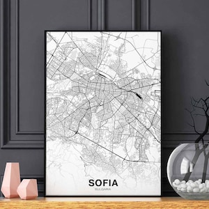 Puede incluir: Impresión de mapa de la ciudad de Sofía, Bulgaria, en blanco y negro, con el nombre de la ciudad y el país impresos en la parte inferior del mapa.