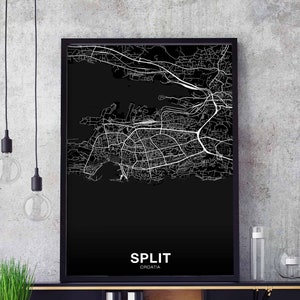 Puede incluir: Impresión en blanco y negro de un mapa de la ciudad de Split, Croacia. El mapa muestra las calles y las vías fluviales de la ciudad. La impresión está enmarcada en un marco negro.