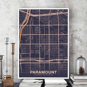 Puede incluir: Una impresión de mapa de ciudad azul marino y blanco con el texto "PARAMOUNT, CALIFORNIA, ESTADOS UNIDOS" en la parte inferior. El mapa muestra las calles y carreteras de la ciudad.