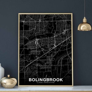 Pode incluir: Impressão emoldurada em preto e branco de um mapa de Bolingbrook, Illinois, Estados Unidos. O mapa apresenta plantas de ruas detalhadas e características geográficas. O nome da cidade é impresso em branco na parte inferior.