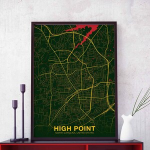 Può includere: Una mappa incorniciata di High Point, Carolina del Nord, con dettagli verdi e dorati. La mappa è incorniciata in nero e ha uno sfondo bianco.