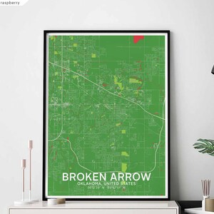 Puede incluir: Una impresión de mapa verde y blanco de Broken Arrow, Oklahoma, Estados Unidos. El mapa está enmarcado en un marco negro y tiene el nombre de la ciudad y las coordenadas impresas en la parte inferior.
