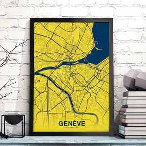 Peut inclure: Une impression encadrée noire d'une carte jaune de Genève, Suisse. La carte montre les rues et les voies navigables de la ville. Le texte "GENÈVE" et "SUISSE" est imprimé en noir en bas de la carte.