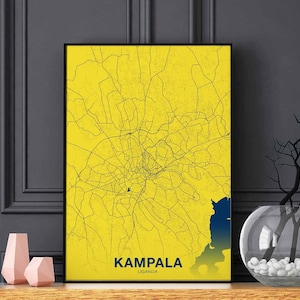 Może przedstawiać: Mapa Kampali, stolicy Ugandy, w żółtej ramie z czarnym obramowaniem. Mapa przedstawia ulice i drogi miasta w czarnych liniach. Nazwa miasta jest wydrukowana na dole mapy kolorem niebieskim.