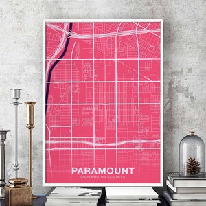 Puede incluir: Una impresión de mapa de ciudad rosa y blanco con el texto "PARAMOUNT, CALIFORNIA, ESTADOS UNIDOS" en la parte inferior.