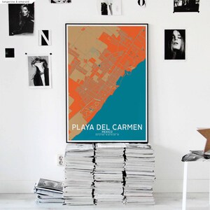 Puede incluir: Una impresi&oacute;n de mapa colorido de Playa del Carmen, M&eacute;xico, con colores naranja y turquesa. El mapa muestra las calles y la costa de la ciudad. El texto "PLAYA DEL CARMEN" y "MEXICO" est&aacute; impreso debajo del mapa, junto con las coordenadas "20 37' 46" N 87 4' 26" W".