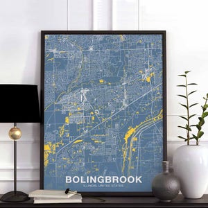 Pode incluir: Uma impressão de mapa azul e amarelo de Bolingbrook, Illinois, Estados Unidos. A impressão está emoldurada em uma moldura preta e está pendurada em uma parede branca.