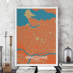 Può includere: Una mappa incorniciata di Vancouver, Canada, con uno sfondo blu turchese e strade cittadine arancioni. La mappa è incorniciata in una cornice bianca e ha il testo "VANCOUVER" e "CANADA" stampato su di essa.