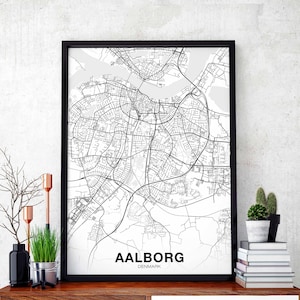 Könnte beinhalten: Schwarz-weiß-Kartenabdruck von Aalborg, Dänemark, in einem schwarzen Rahmen. Die Karte zeigt die Straßen und Wasserwege der Stadt. Der Name der Stadt ist unter der Karte gedruckt.
