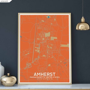 Könnte beinhalten: Ein Kartenabdruck von Amherst, Massachusetts, in einem goldenen Rahmen. Die Karte ist in einem leuchtenden Orange mit goldenen und blauen Akzenten gehalten. Der Text "AMHERST" befindet sich in großer Schrift am unteren Rand der Karte, darunter der Text "MASSACHUSETTS, UNITED STATES" und die Koordinaten "42°21′51″ N,72°30'22" W".
