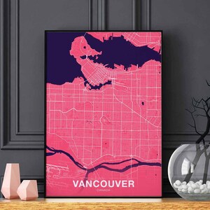 Può includere: Una stampa di mappa rosa e viola di Vancouver, Canada, con il nome della città e il paese stampati in fondo alla mappa.