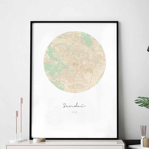 Puede incluir: Un estampado enmarcado con un mapa circular de Sendai, Japón, en tonos beige y verde apagados. El nombre de la ciudad está escrito en una delicada escritura debajo del mapa, con "JAPAN" debajo. El estampado está sobre un fondo blanco.