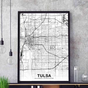 Puede incluir: Impresión de mapa en blanco y negro de Tulsa, Oklahoma, Estados Unidos. El mapa muestra las calles de la ciudad y está enmarcado en un marco negro.