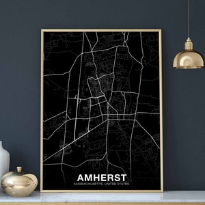 Könnte beinhalten: Ein Schwarzweiß-Kartenabdruck von Amherst, Massachusetts, in einem goldenen Rahmen. Die Karte zeigt die Straßen und Wege der Stadt. Der Text "AMHERST, MASSACHUSETTS, UNITED STATES" ist unter der Karte gedruckt.