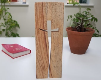 Schlichtes Kreuz aus Holz