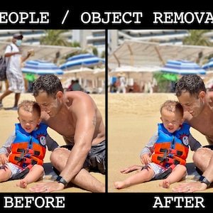 Könnte beinhalten: Ein Vater und sein Sohn sitzen an einem Sandstrand. Der Sohn trägt eine orange-blaue Schwimmweste. Der Vater trägt eine schwarze Badehose. Der Hintergrund ist verschwommen und zeigt einen Strand mit Palmen und Sonnenschirmen.