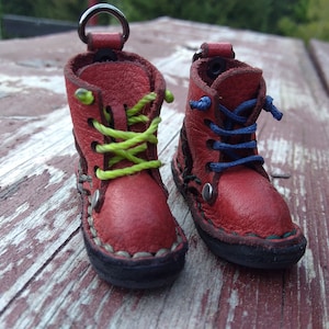 Miniatur bergige Stiefel, Puppenschuhe, Leder Schlüsselanhänger, Magnetfolie auf der Unterseite, lasergraviert
