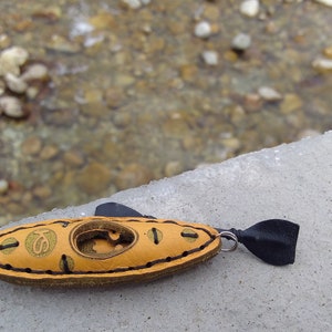 Kleine einzigartige 7,5 cm handgefertigte Lederkajak-Souvenirs, Schlüsselanhänger, Anhänger, Autospiegel-Deko, Medaille, Preis für den Wettbewerb, Geschenk für Kayakfahrer