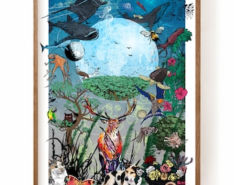 Könnte beinhalten: Ein gerahmter Kunstdruck mit einer lebendigen Collage aus Tieren und Naturelementen. Das Kunstwerk zeigt einen Hirsch, einen Hund, eine Katze, einen Schmetterling und verschiedene Meeresbewohner vor einem blauen Himmel mit Vollmond. Der Druck ist in einem Holzrahmen.