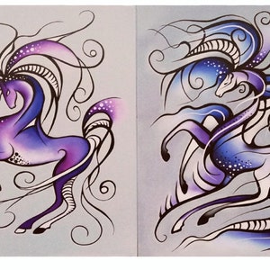 Puede incluir: Dos pinturas abstractas de caballos morados y azules con líneas y puntos en espiral. Los caballos están estilizados y tienen un aire caprichoso.