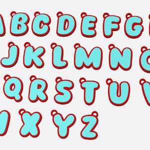 Puede incluir: Un conjunto completo del alfabeto en mayúsculas, cada una en una fuente redondeada de estilo burbuja. Las letras son de color azul claro con un contorno rojo y un pequeño bucle en la parte superior para colgar. Las letras se muestran sobre un fondo blanco.