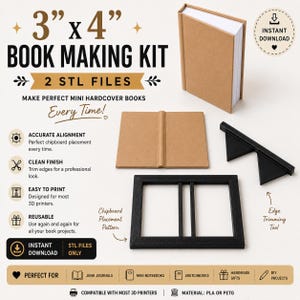 Könnte beinhalten: Ein 3" x 4" Buchbinde-Set mit zwei STL-Dateien für den 3D-Druck. Enthält einen schwarzen Rahmen zur Positionierung von Graupappe, ein schwarzes Kanten-Trimmwerkzeug und ein beiges Mini-Hardcover-Buch. Text beinhaltet 3" x 4" BOOK MAKING KIT.
