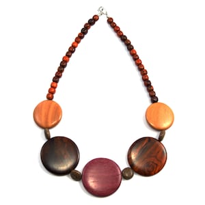 Unikat Boho Schmuck Eco Schmuck exotisch Holz String Anhänger Halskette - Große mehrfarbige Runden EE3202