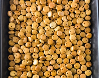 Cuentas de madera tropical hechas a mano - Redondas y planas, 10 unidades para hacer bisutería