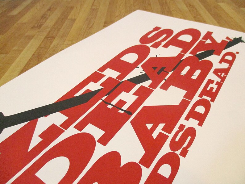 Puede incluir: Un p&oacute;ster blanco con texto rojo y negro que dice "ZOMBIES EAT BRAINS DEAD". El texto est&aacute; estilizado con una l&iacute;nea diagonal negra que lo atraviesa.