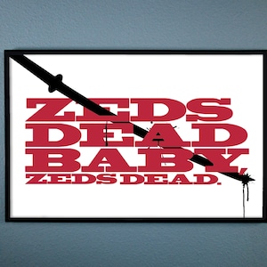 Puede incluir: Una impresi&oacute;n gr&aacute;fica en blanco y negro con el texto "ZEDS DEAD BABY ZEDS DEAD." en letras rojas. El gr&aacute;fico presenta una espada negra con una gota roja.