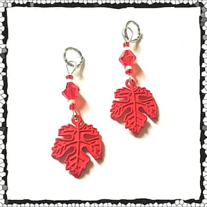 Hörgeräte Charms: Rote Ahornblätter mit böhmischen Glas- und Glasakzentperlen!  Kanadische ahorn Blätter oder Herbst Hörgerät Schmuck
