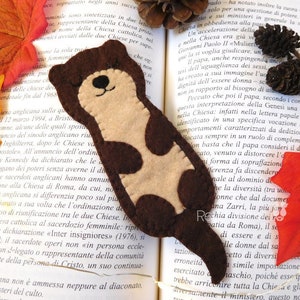 Felt otter cute bookmark for book reader lover, animal bookmark, book reader gift, handmade bookmark, teacher gifts