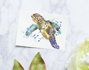 以下が含まれることがあります： 海の中で泳ぐウミガメの水彩画。カメは青、緑、茶色の色合いで描かれており、周りに水しぶきが飛んでいます。
