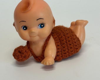 Bambola Kewpie vintage in gomma e plastica lavorata all'uncinetto con occhi azzurri