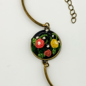 Pulseira bordada For The Roses em 20 mm. Vitoriana, vintage, retrô. Reciclada.