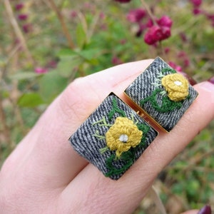 Yellow and Rose embroidered cuff links  in 20 mm. Victorian, Vintage, Retro. Recycled.