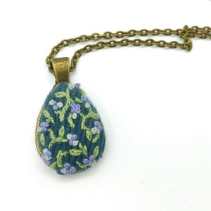 I Like Small Buds embroidered pendant in 18*25 mm. Victorian, Vintage, Retro. Recycled.