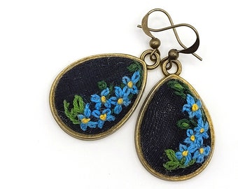 Forget-Me-Not embroidered earrings in 18*25mm. Victorian, Vintage, Retro. Recycled.