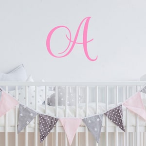 Calcomanía de pared con inicial personalizada para bebés y niños. Calcomanía de pared con monograma disponible en 10 tamaños y 30 colores diferentes.