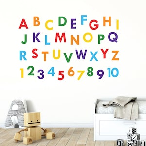 Calcomanía de pared con letras mayúsculas del alfabeto para niños, disponible en 5 tamaños y 30 colores diferentes